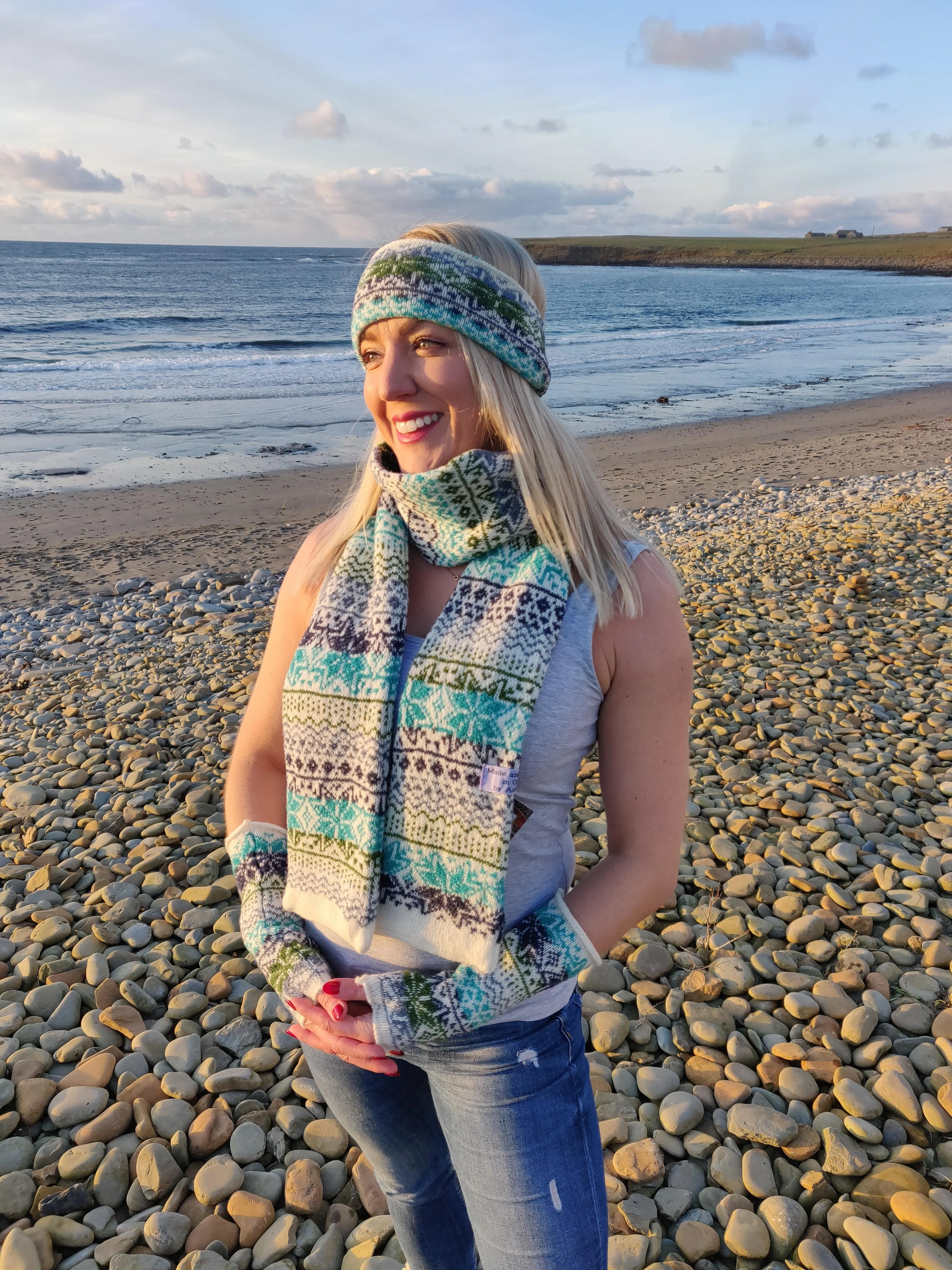 Annie Glue Sea Blues Fair Isle Hand Warmers